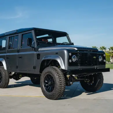 Elektrisch umgebauter Land Rover Defender 110 aus dem Jahr 1989 in Corris Grey, fotografiert im Freien.