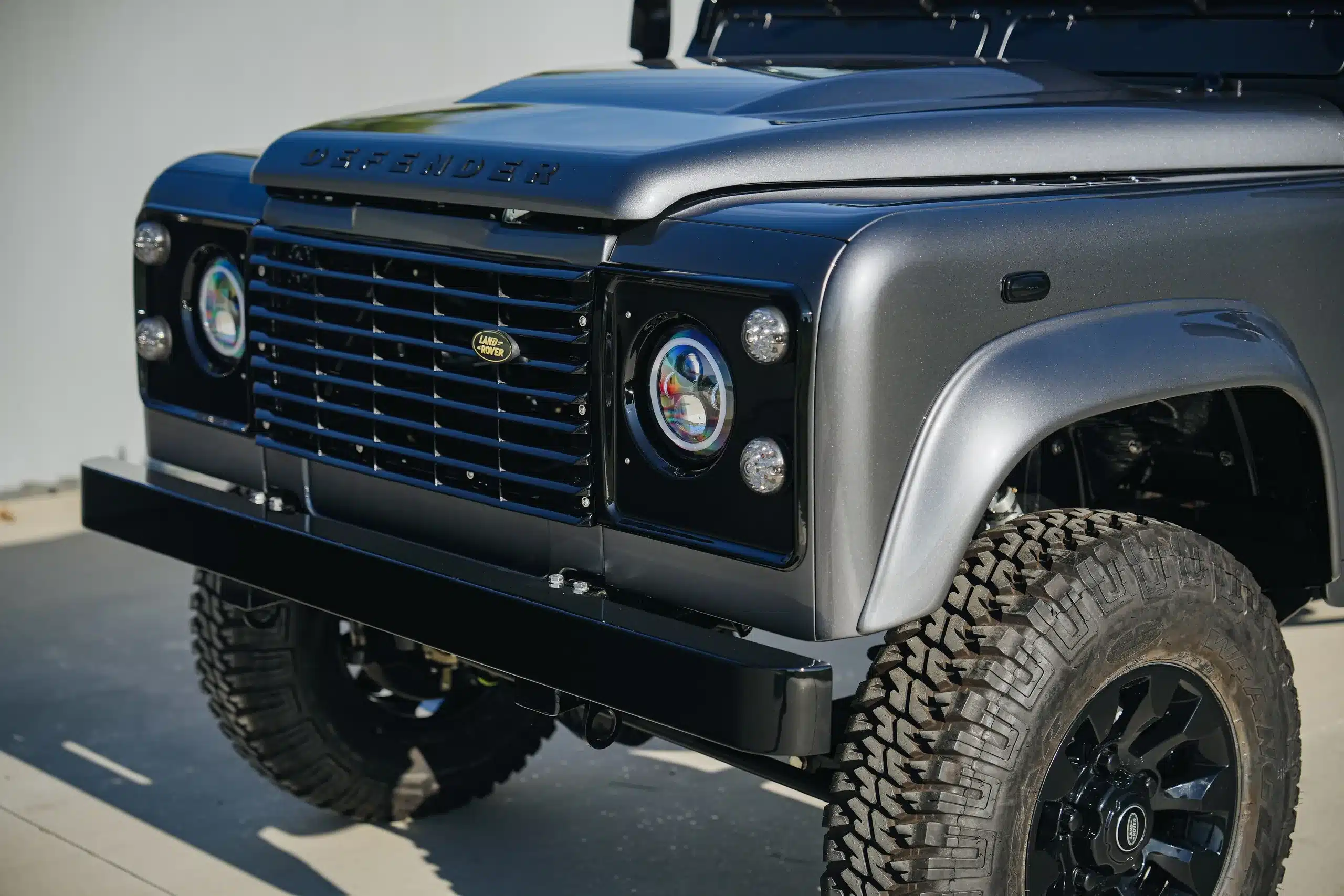 Land Rover Defender 110 Corris Grey Baujahr 1989 mit elektrischem Antrieb, Detailaufnahme der Frontpartie