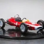 Seitenansicht des roten F1L Racers im Maßstab 1:2, klassischer Monoposto-Stil auf Drehscheibe