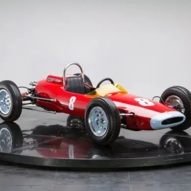 Seitenansicht des roten F1L Racers im Maßstab 1:2, klassischer Monoposto-Stil auf Drehscheibe