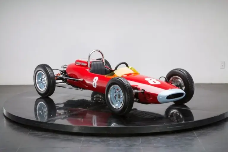 Seitenansicht des roten F1L Racers im Maßstab 1:2, klassischer Monoposto-Stil auf Drehscheibe