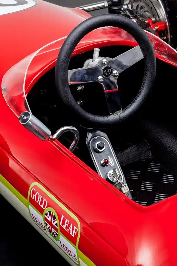 Cockpit eines roten F1L Racer im Monoposto-Stil mit Lenkrad und Bedienkonsole