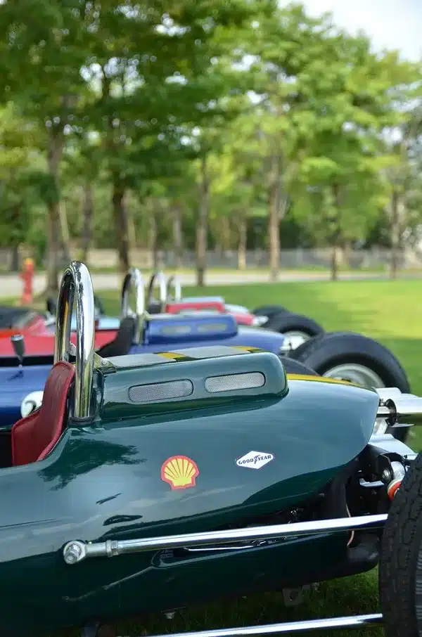 Mehrere F1L Racer im Halbmastab, inspiriert von historischen Formel-1-Rennwagen, mit sichtbaren Logos und Details