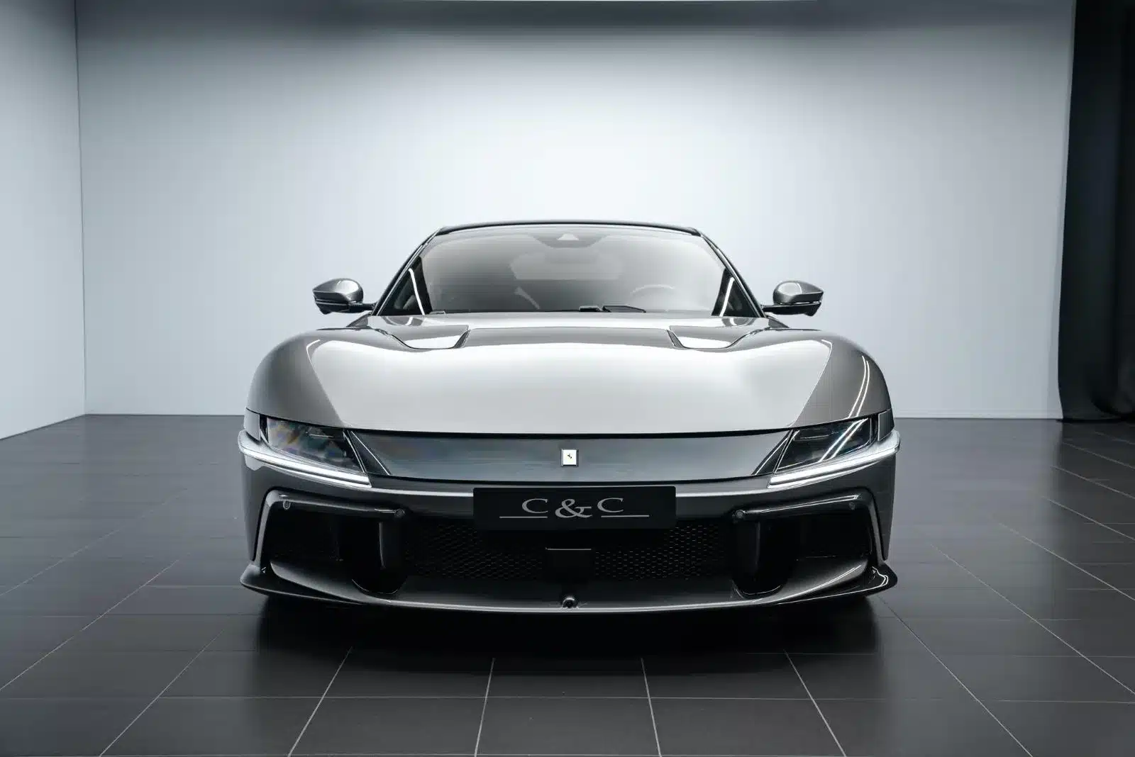 Ferrari 12Cilindri in Grigio Silverstone als Neuwagen, Frontansicht im Studio