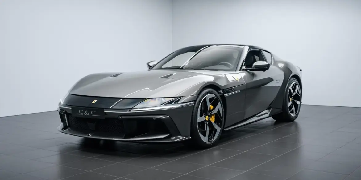 Ferrari 12Cilindri in Grigio Silverstone, Frontansicht im Studio