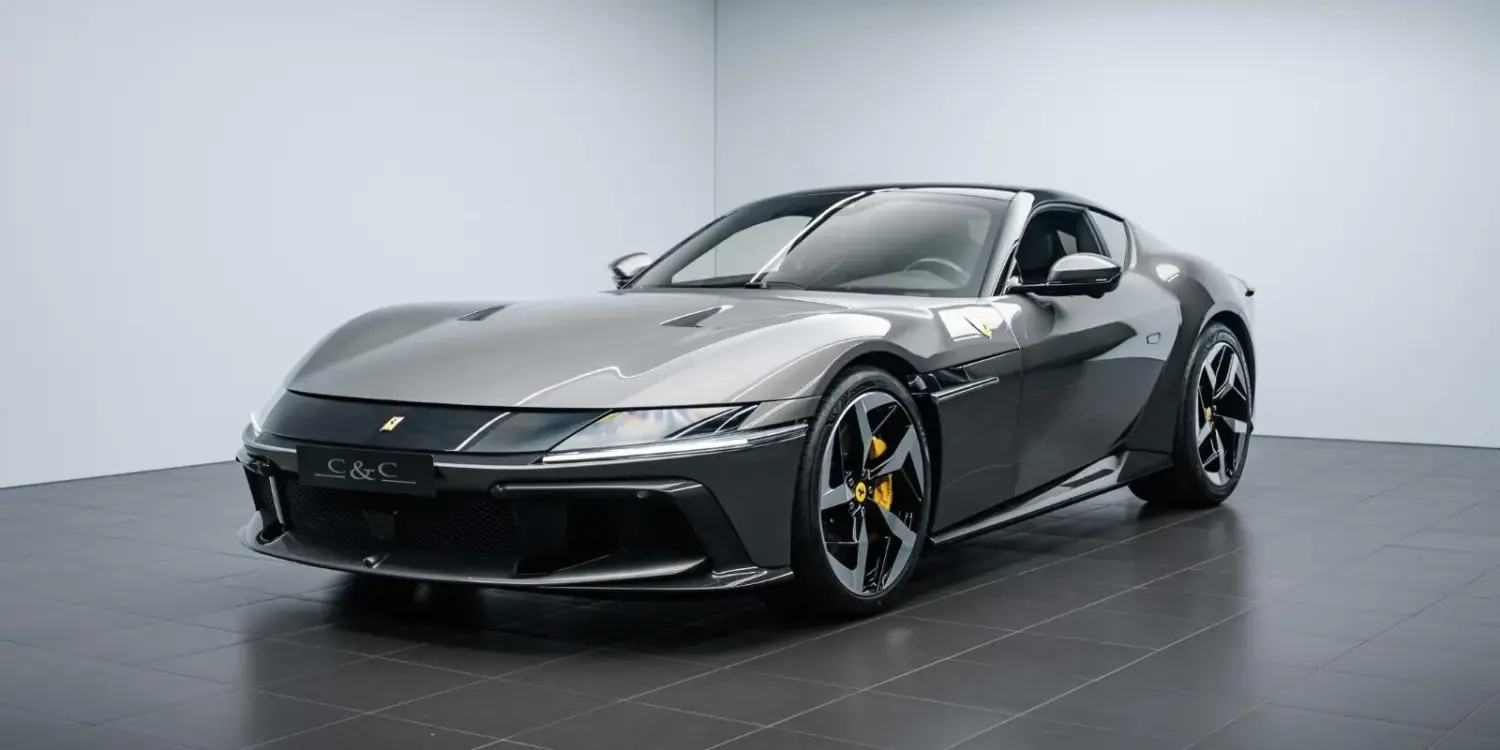 Ferrari 12Cilindri in Grigio Silverstone, Frontansicht im Studio