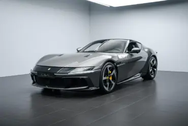 Ferrari 12Cilindri in Grigio Silverstone, Frontansicht im Studio