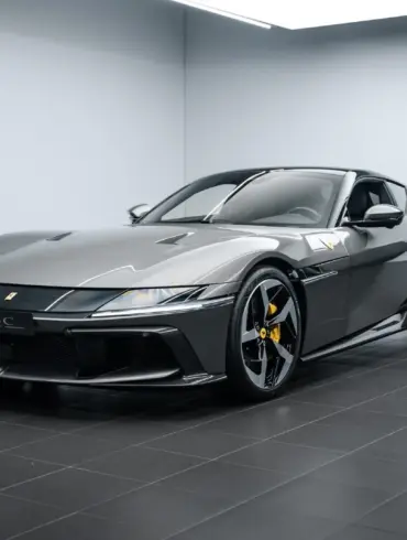 Ferrari 12Cilindri in Grigio Silverstone, Frontansicht im Studio