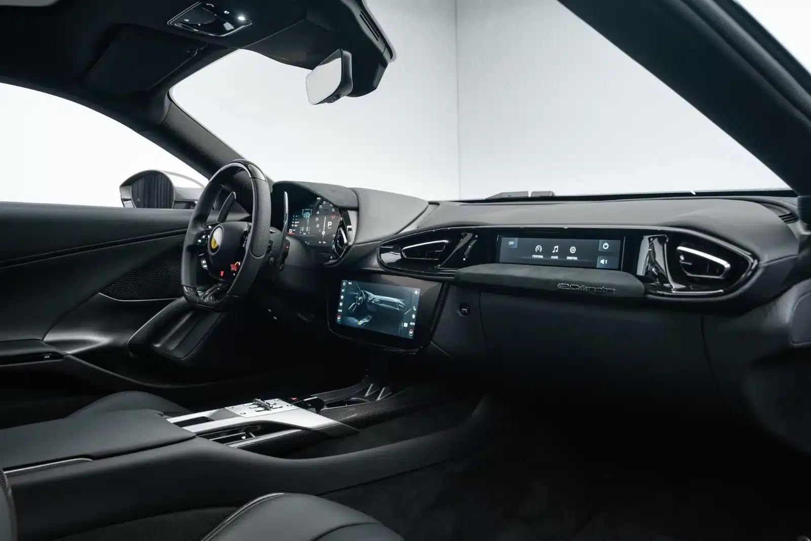 Innenraum des Ferrari 12Cilindri mit schwarzem Leder und digitalen Displays