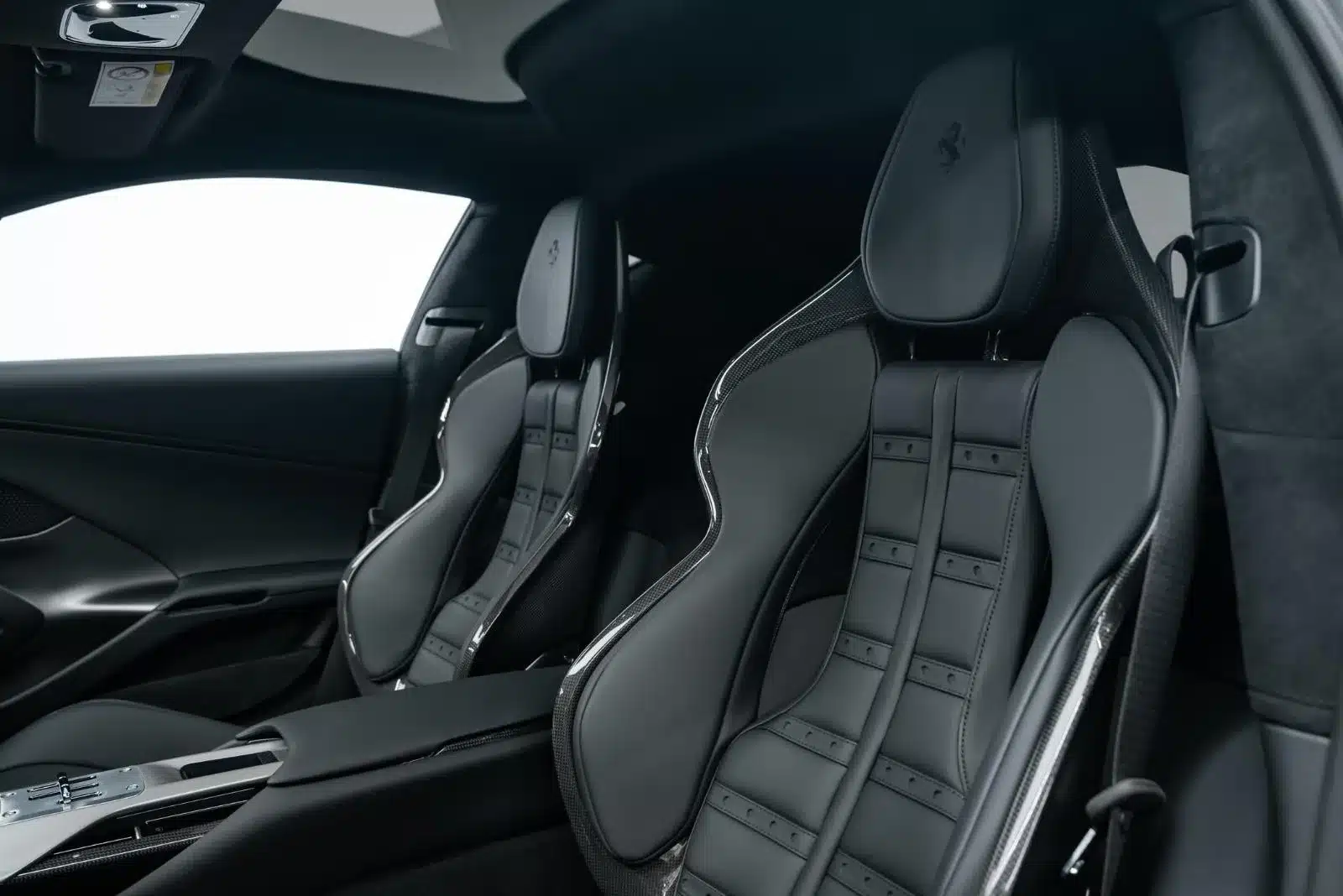 Interieur des Ferrari 12Cilindri mit zwei schwarzen, sportlichen Daytona Racing-Sitzen und Panoramadach.