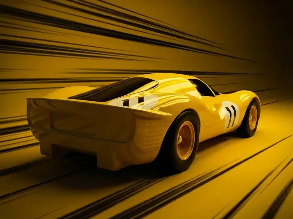 Gelber Rennwagen mit Startnummer 11 auf dynamischem gelbem Hintergrund, seitlich und von hinten fotografiert.