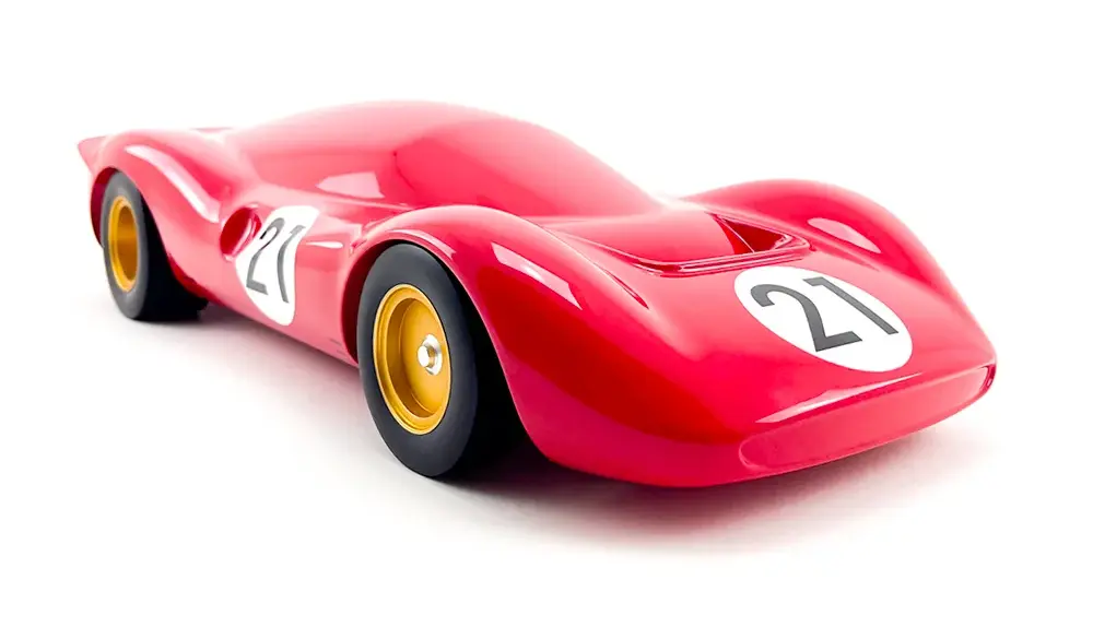 Skulptur eines roten Ferrari P4 Rennwagens mit Startnummer 21, gestaltet aus Holz und Aluminium