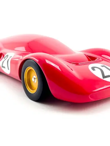 Skulptur eines roten Ferrari P4 Rennwagens mit Startnummer 21, gestaltet aus Holz und Aluminium