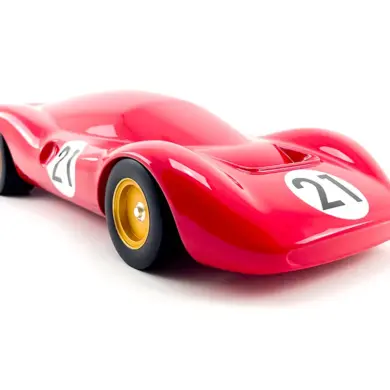 Skulptur eines roten Ferrari P4 Rennwagens mit Startnummer 21, gestaltet aus Holz und Aluminium