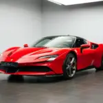 Ferrari SF90 Stradale Fiorano Coupé in Rot mit schwarzem Dach, fotografiert im Innenraum eines Ausstellungsraums