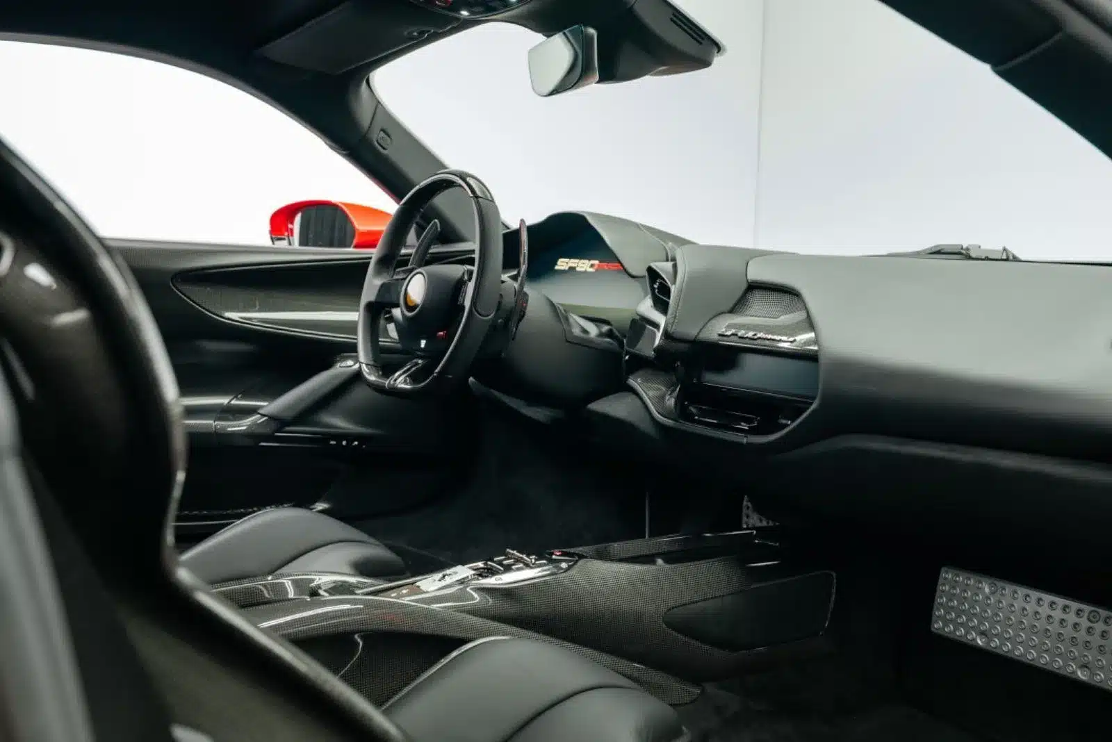 Innenraumansicht des Ferrari SF90 Stradale Fiorano mit Carbon-Interieur und sportlichem Lenkrad