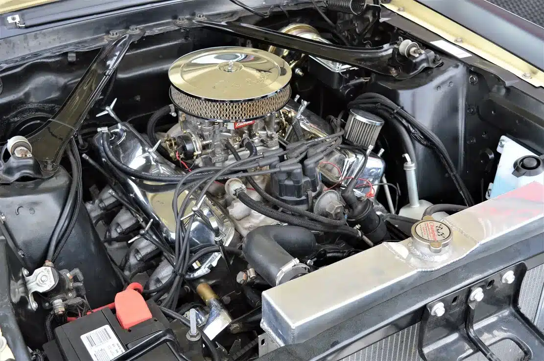Motorraum des Ford Mustang Shelby Terlingua 302 mit verchromten Bauteilen, Edelbrock-Ansaugbrücke und luftgekühltem Vergaser.