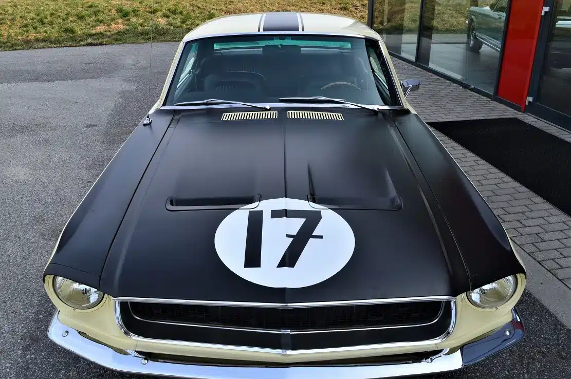 Ford Mustang Shelby Terlingua 302 in gelb-schwarzer Lackierung mit Startnummer 17 auf der Motorhaube, fotografiert von vorne.