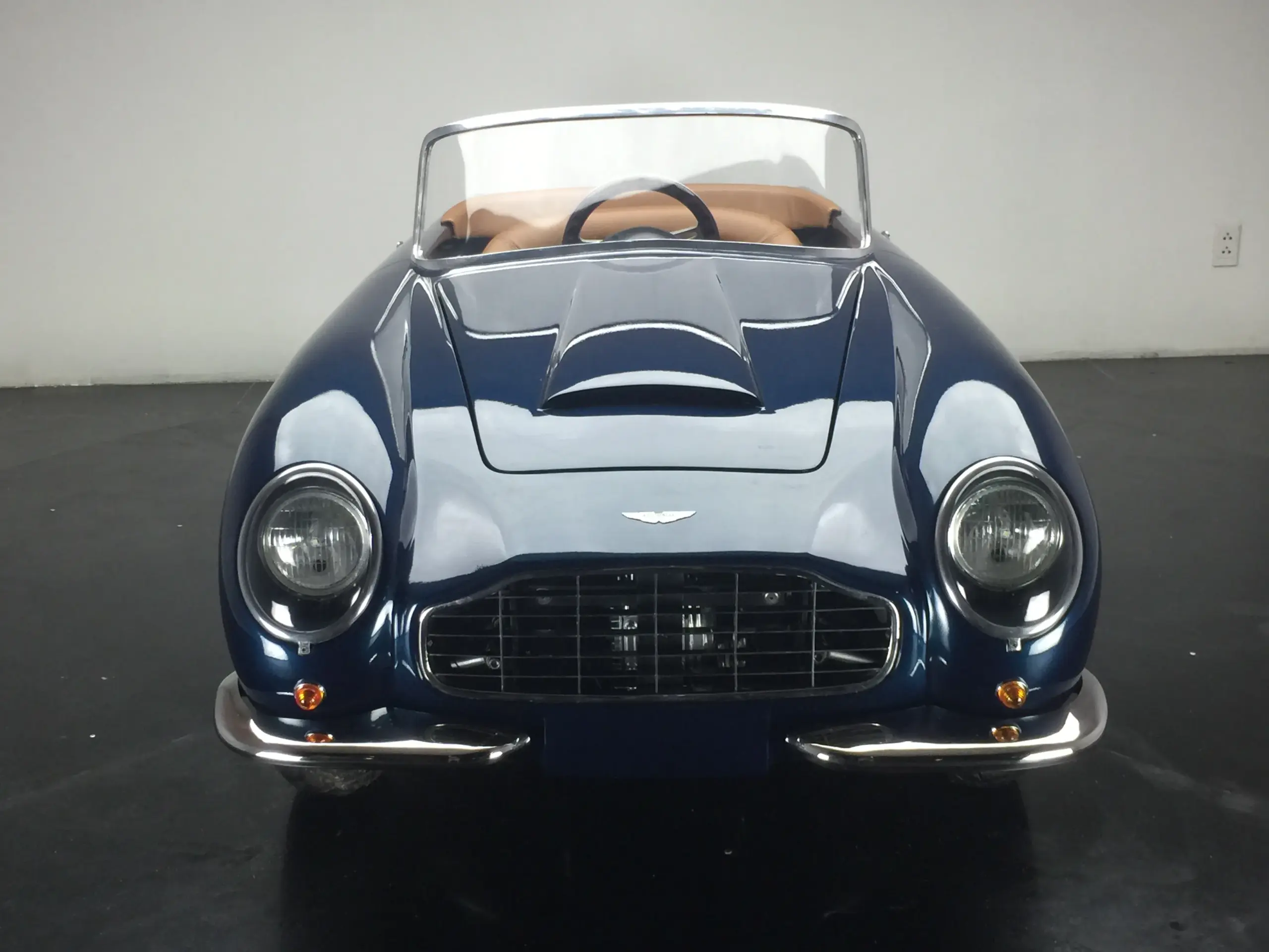 Frontansicht des GB Spirit Junior-Gran-Turismo Kinderfahrzeugs in Blau mit sportlicher Karosserie und detailgetreuem Design.