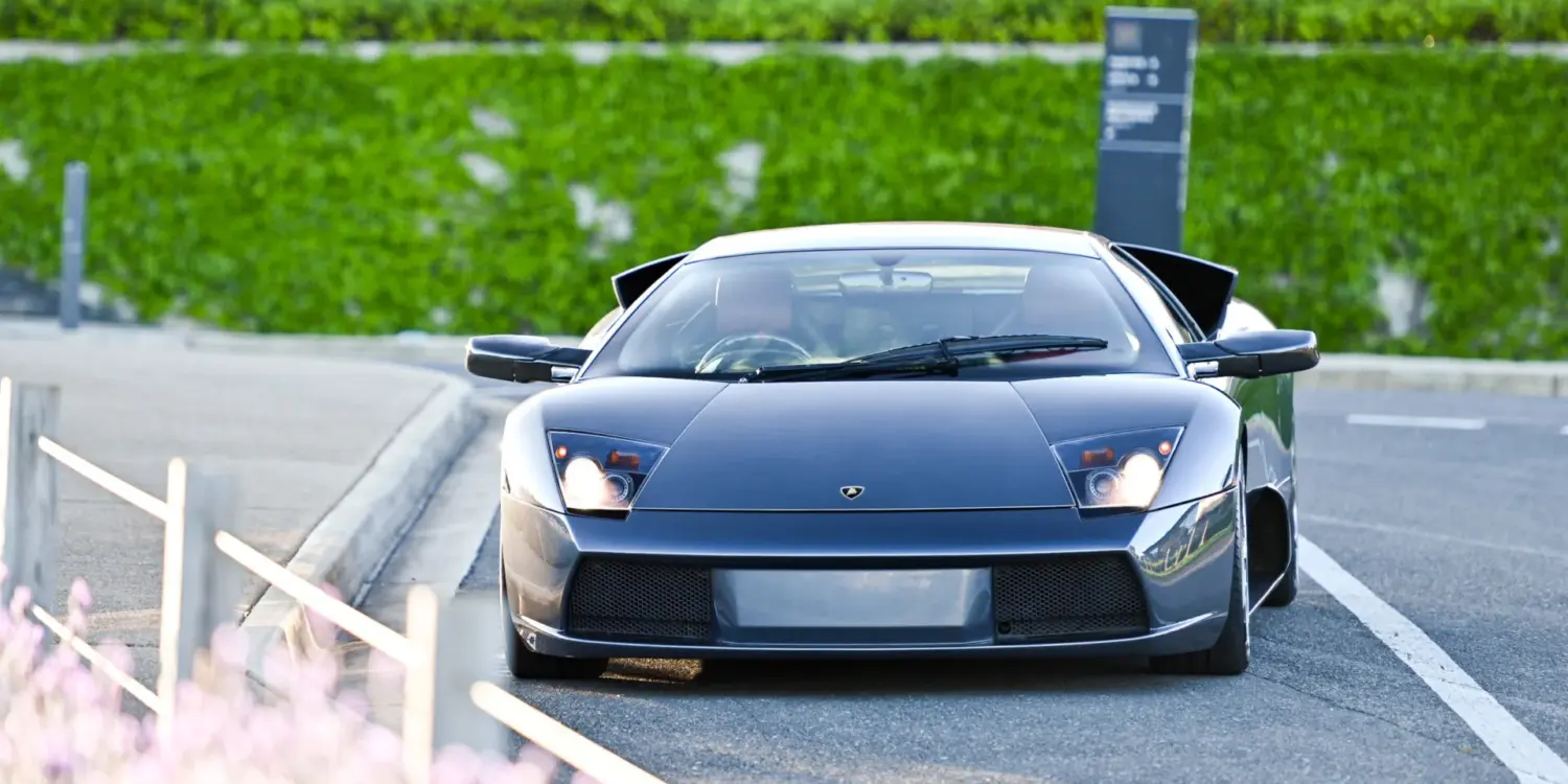 Frontalansicht eines Lamborghini Murciélago 2004 in Grigio Avlon auf einer Straße, seltenes Coupé-Update-Modell mit Rechtslenker.