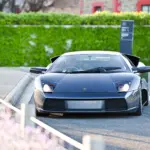 Frontalansicht eines Lamborghini Murciélago 2004 in Grigio Avlon auf einer Straße, seltenes Coupé-Update-Modell mit Rechtslenker.