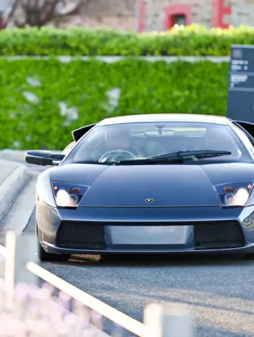 Frontalansicht eines Lamborghini Murciélago 2004 in Grigio Avlon auf einer Straße, seltenes Coupé-Update-Modell mit Rechtslenker.