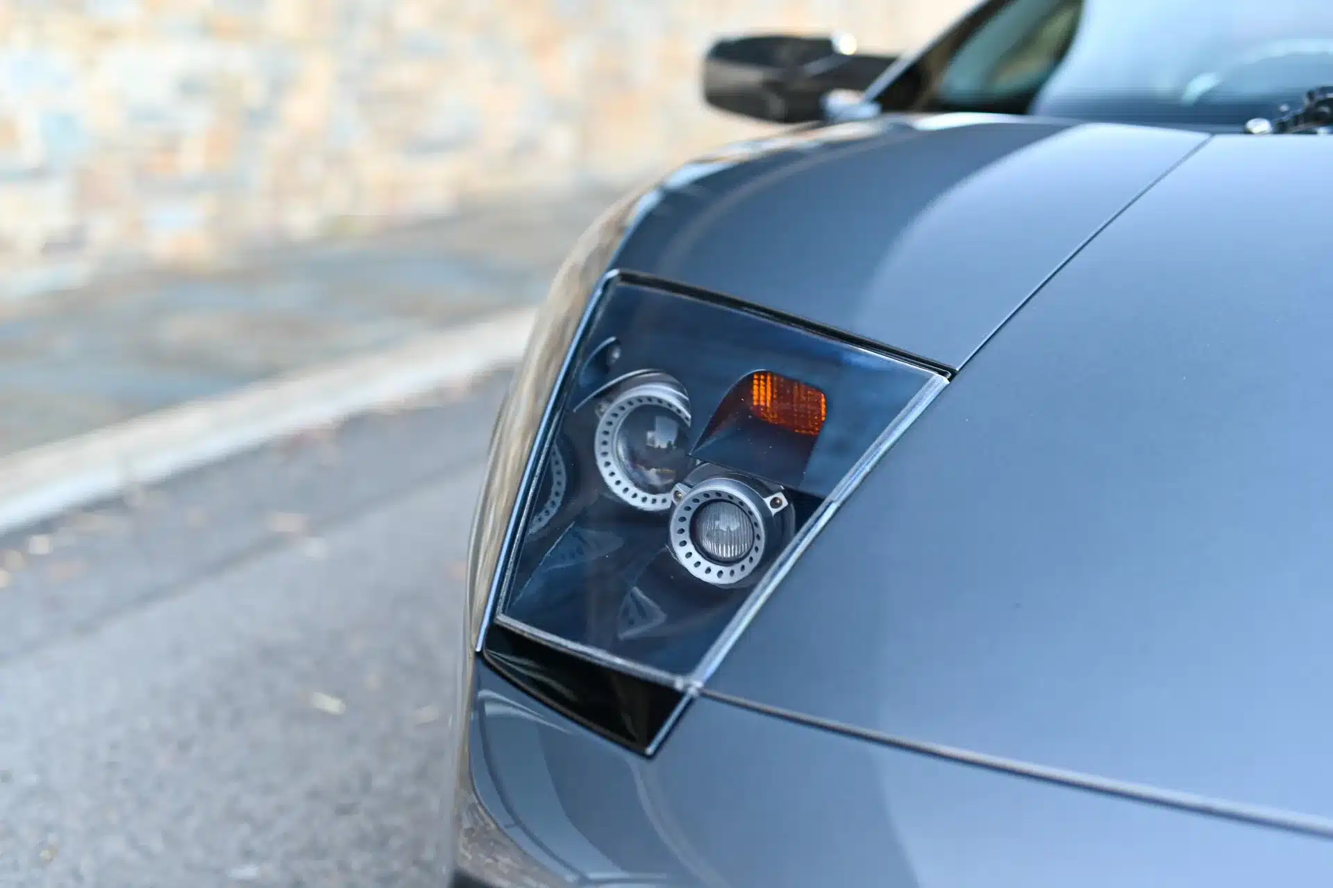 Scheinwerfer eines Lamborghini Murciélago Update-Modell 2004/2005 in Graumetallic