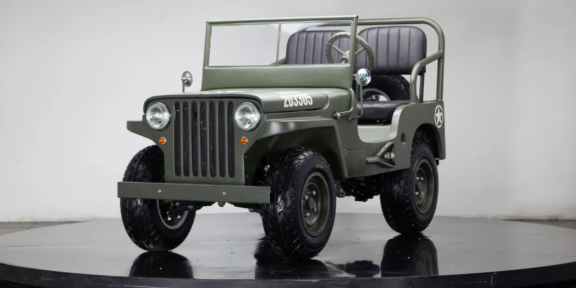 J-ARMY Junior Car im Olivgrün mit klassischen Jeep-Designelementen auf Drehbühne