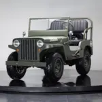 J-ARMY Junior Car im Olivgrün mit klassischen Jeep-Designelementen auf Drehbühne
