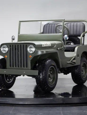 J-ARMY Junior Car im Olivgrün mit klassischen Jeep-Designelementen auf Drehbühne