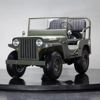 J-ARMY Junior Car im Olivgrün mit klassischen Jeep-Designelementen auf Drehbühne