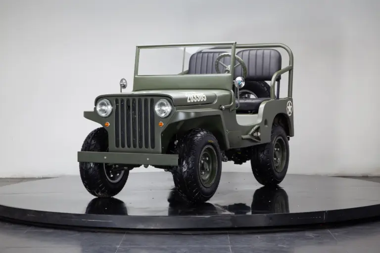 J-ARMY Junior Car im Olivgrün mit klassischen Jeep-Designelementen auf Drehbühne