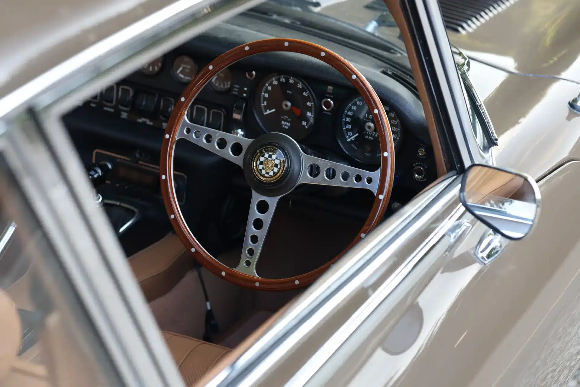 Detailaufnahme des Innenraums mit Lenkrad und Armaturen eines Jaguar E-Type Series 2 2+2 Coupé, Baujahr 1970.