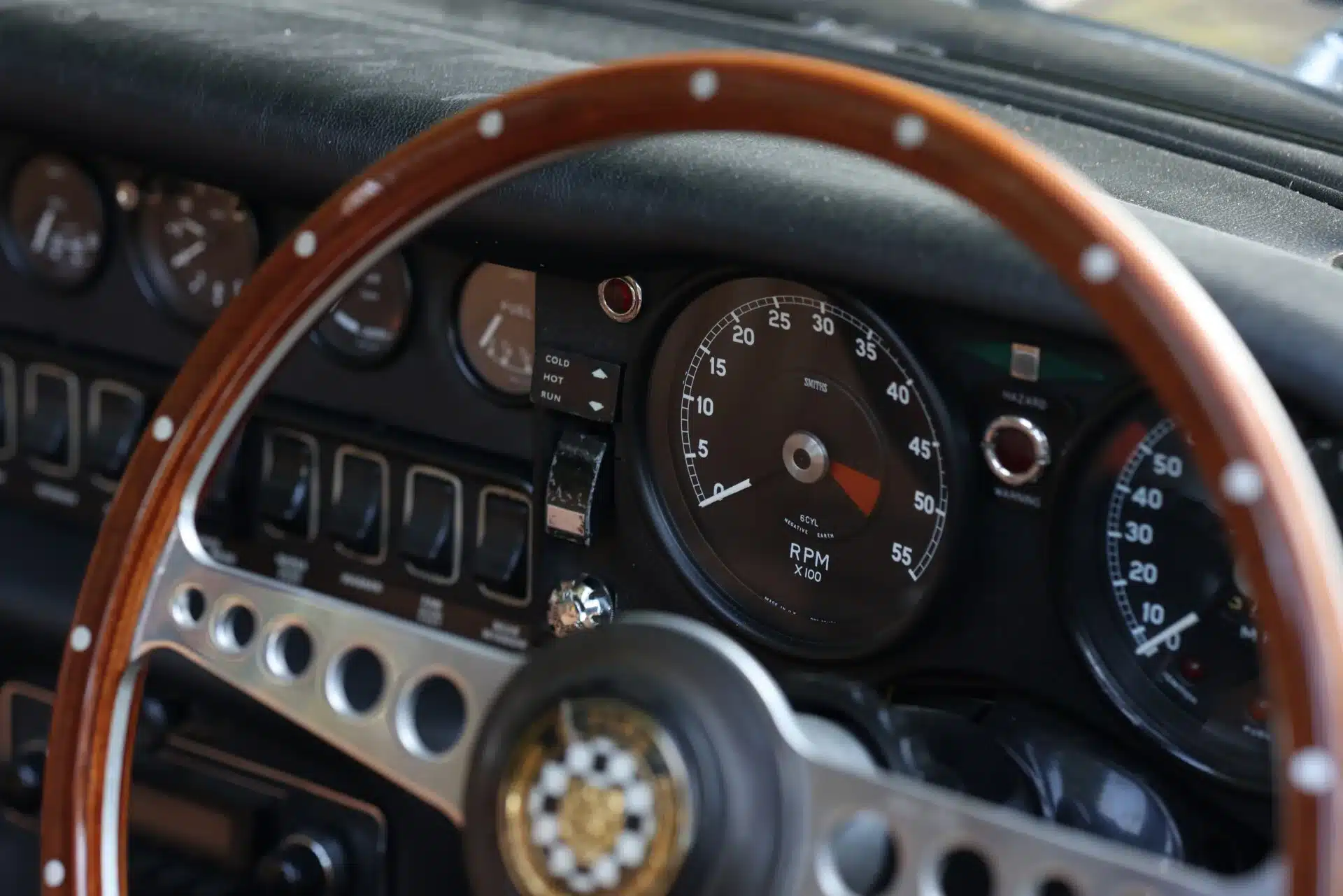 Armaturenbrett, Holllenkrad und klassische Rundinstrumente eines Jaguar E-Type Series 2 2+2 Coupés, Baujahr 1970.