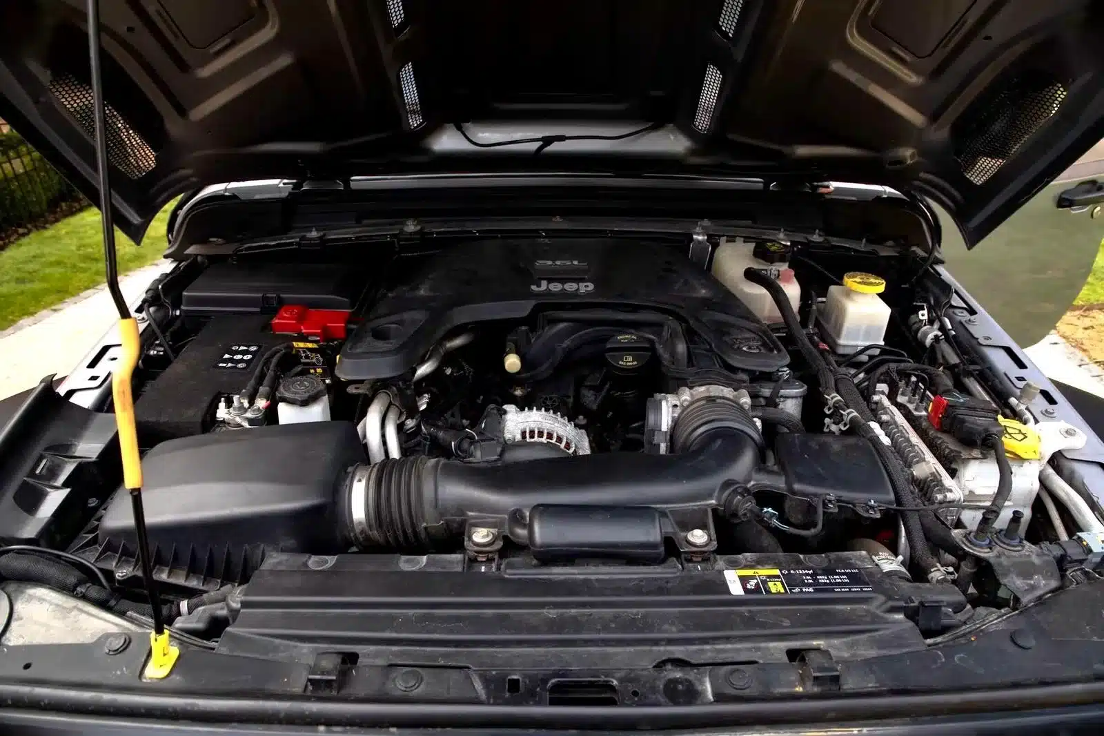 Blick in den Motorraum eines Jeep Gladiator 3.6 V6 mit geöffneter Motorhaube.