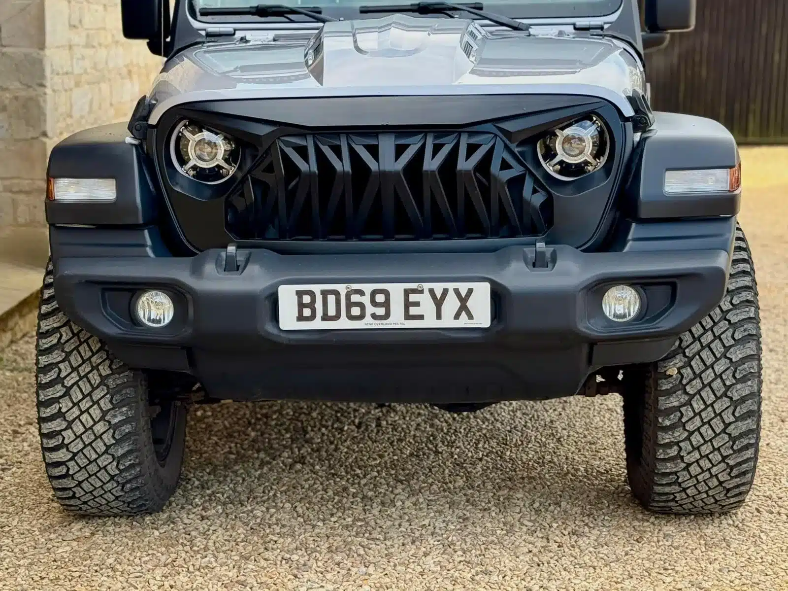 Front des Jeep Gladiator 3.6 V6, Modell 2019/2020, mit auffälligem schwarzen Grill, LED-Scheinwerfern und grobstolligen Geländereifen