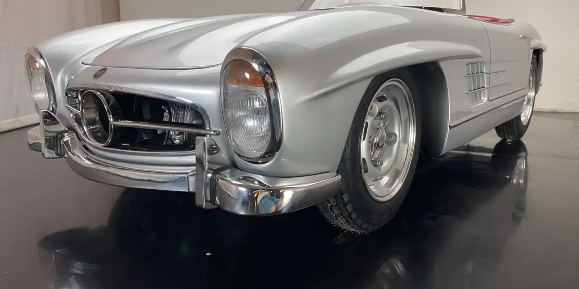 Silberfarbenes Junior-Car Silver Arrow 300 im Design eines klassischen Sportwagens mit offenem Cockpit und Chromdetails.