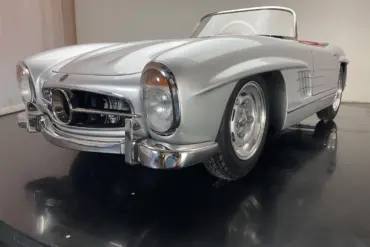 Silberfarbenes Junior-Car Silver Arrow 300 im Design eines klassischen Sportwagens mit offenem Cockpit und Chromdetails.