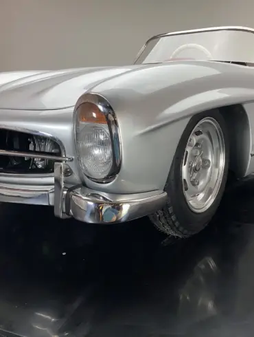 Silberfarbenes Junior-Car Silver Arrow 300 im Design eines klassischen Sportwagens mit offenem Cockpit und Chromdetails.