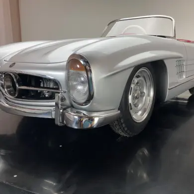 Silberfarbenes Junior-Car Silver Arrow 300 im Design eines klassischen Sportwagens mit offenem Cockpit und Chromdetails.