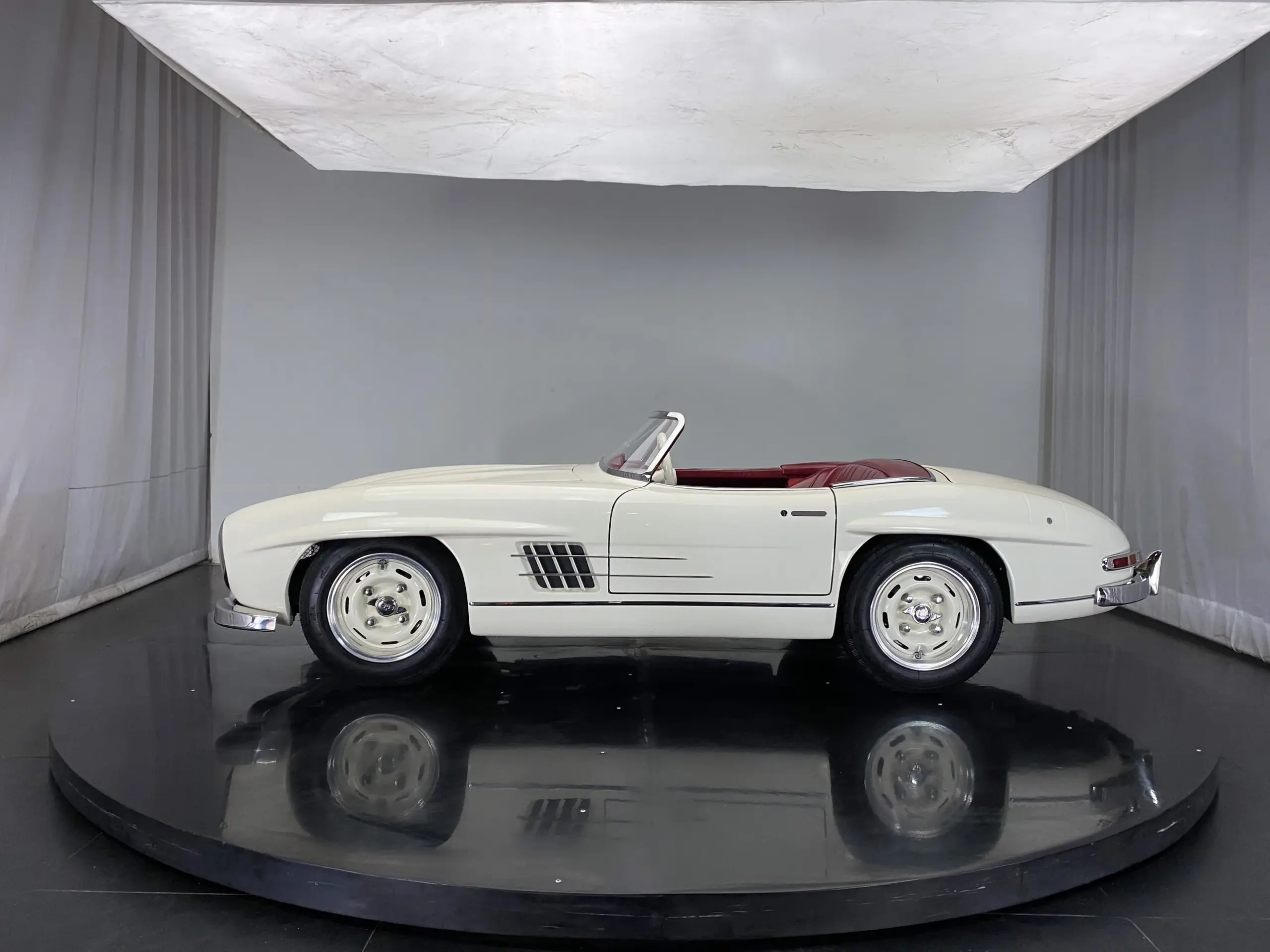 Junior-Car im Retro-Silberpfeil-Design als Mini-Sportwagen für junge Fahrer