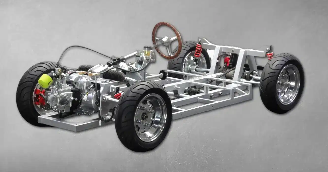 Chassis mit 125-ccm-Motor, Einzelradaufhängung, hydraulischen Scheibenbremsen und Lenkrad eines Mini-Sportwagens