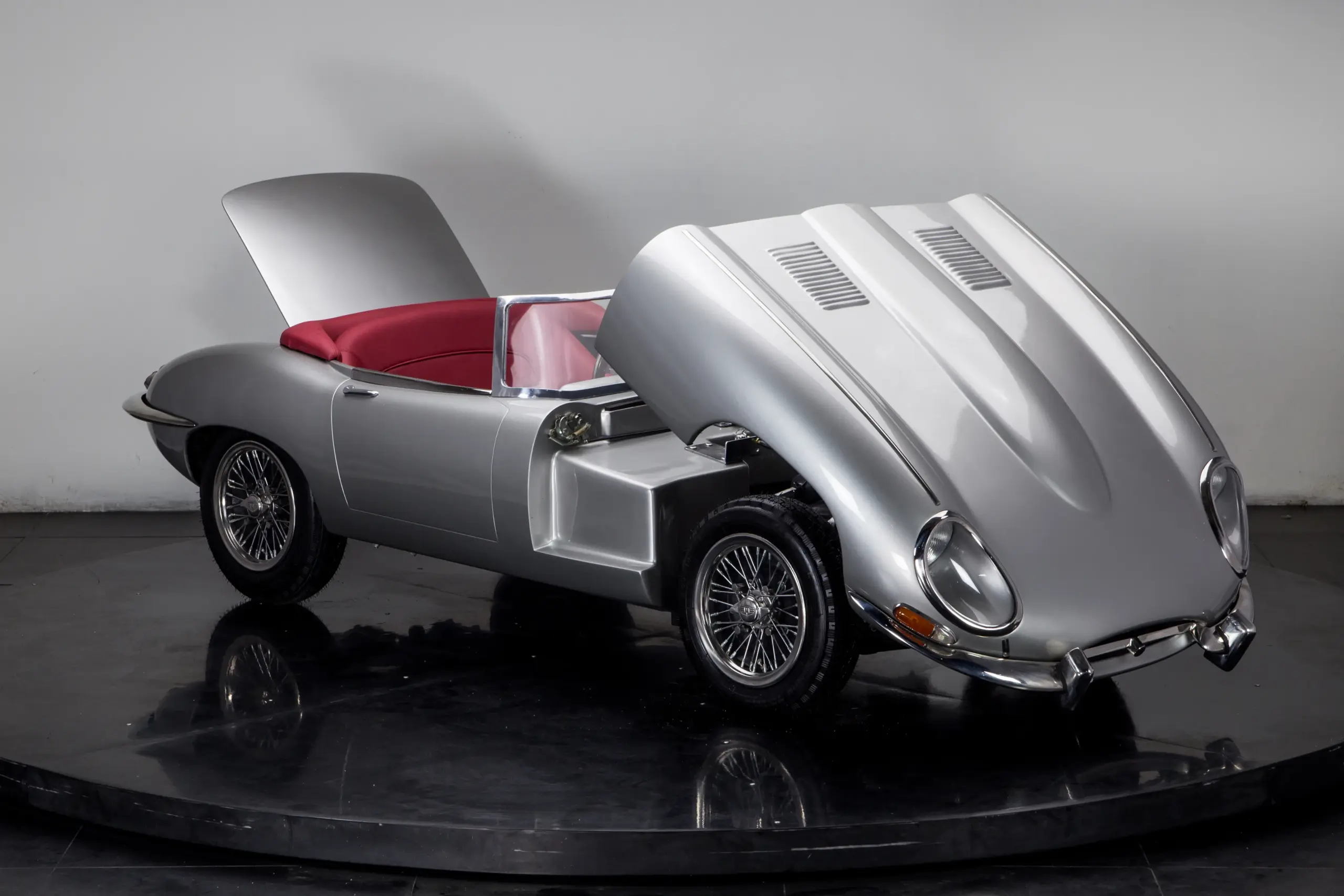 Silberner Junior Series 1 Mini-Sportwagen mit geöffnetem Motorraum und rotem Innenraum