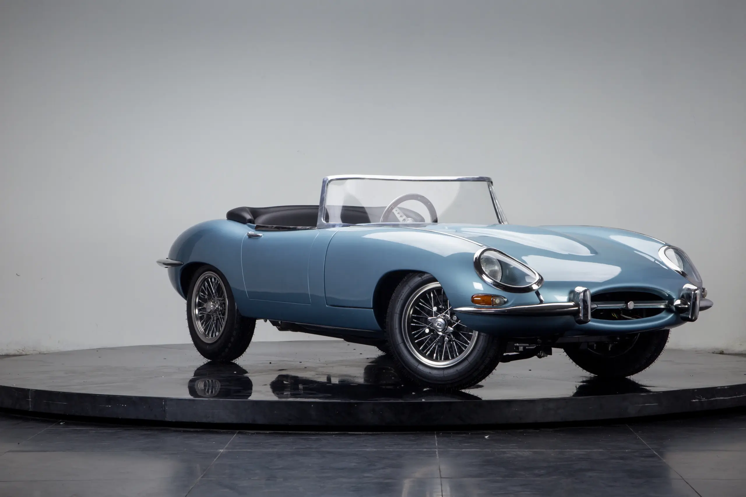 Der Junior Series 1: Kompakter Mini-Sportwagen im Retro-Design, ausgestellt auf einem schwarzen Podest.