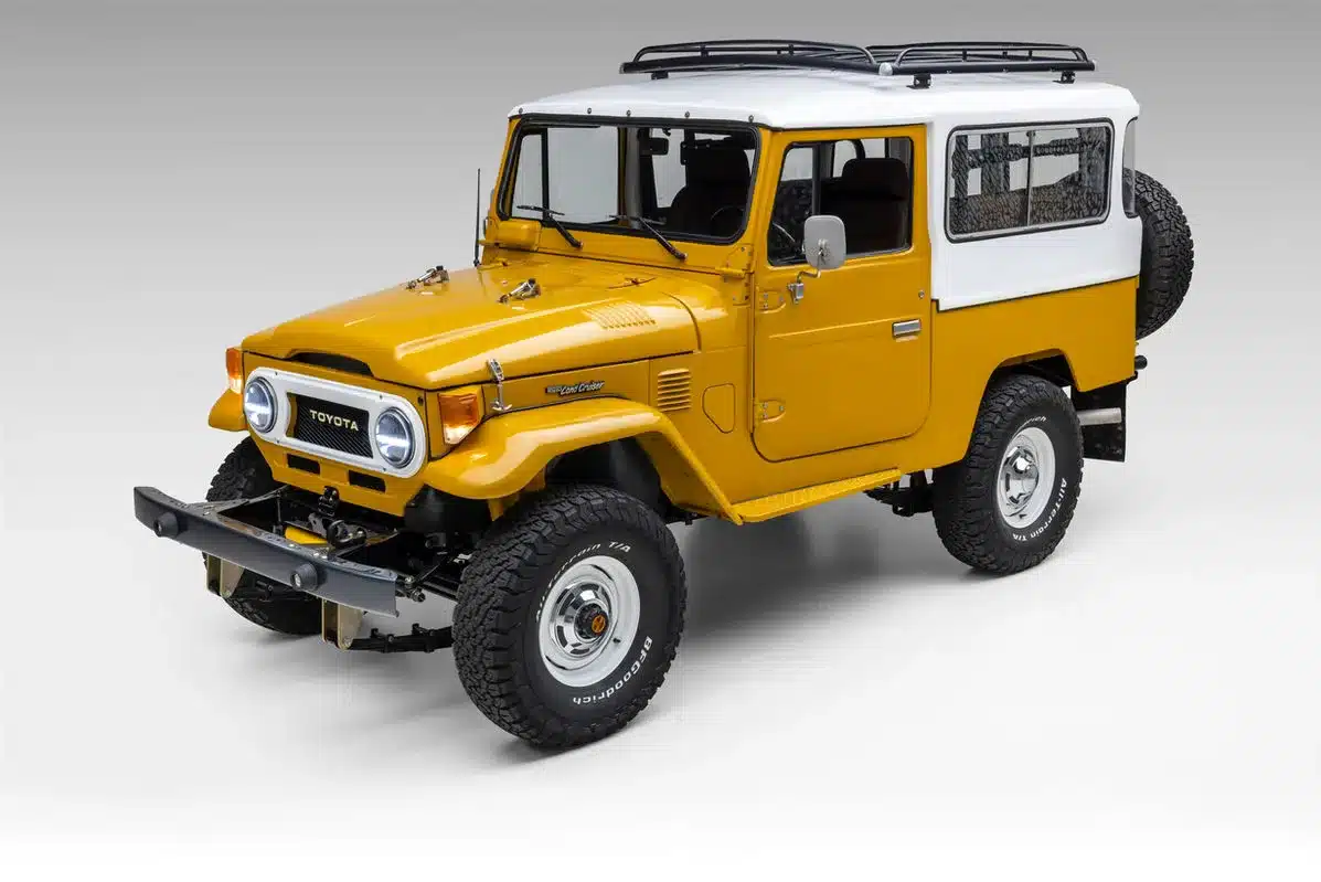 Restaurierter gelber Toyota Land Cruiser Geländewagen mit weißem Dach in Seitenansicht