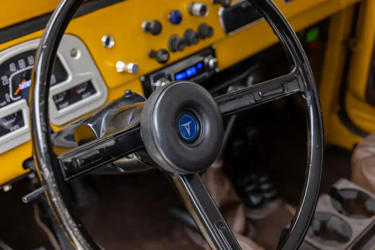 Lenkrad und Armaturenbrett eines klassischen Geländewagens in Nahaufnahme