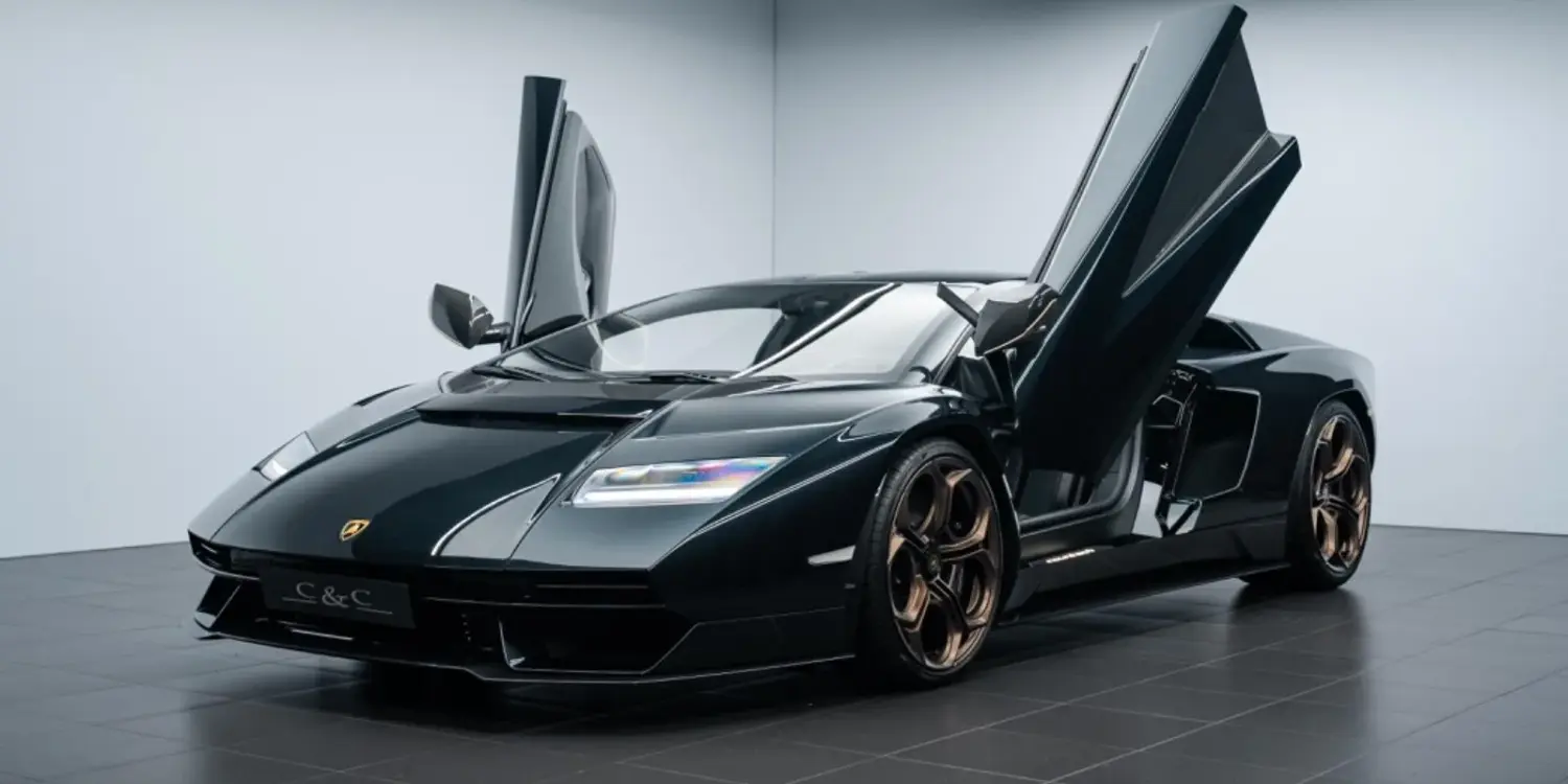 Schwarzer Lamborghini Countach LPI 800-4 mit geöffneten Scherentüren in einem modernen Showroom