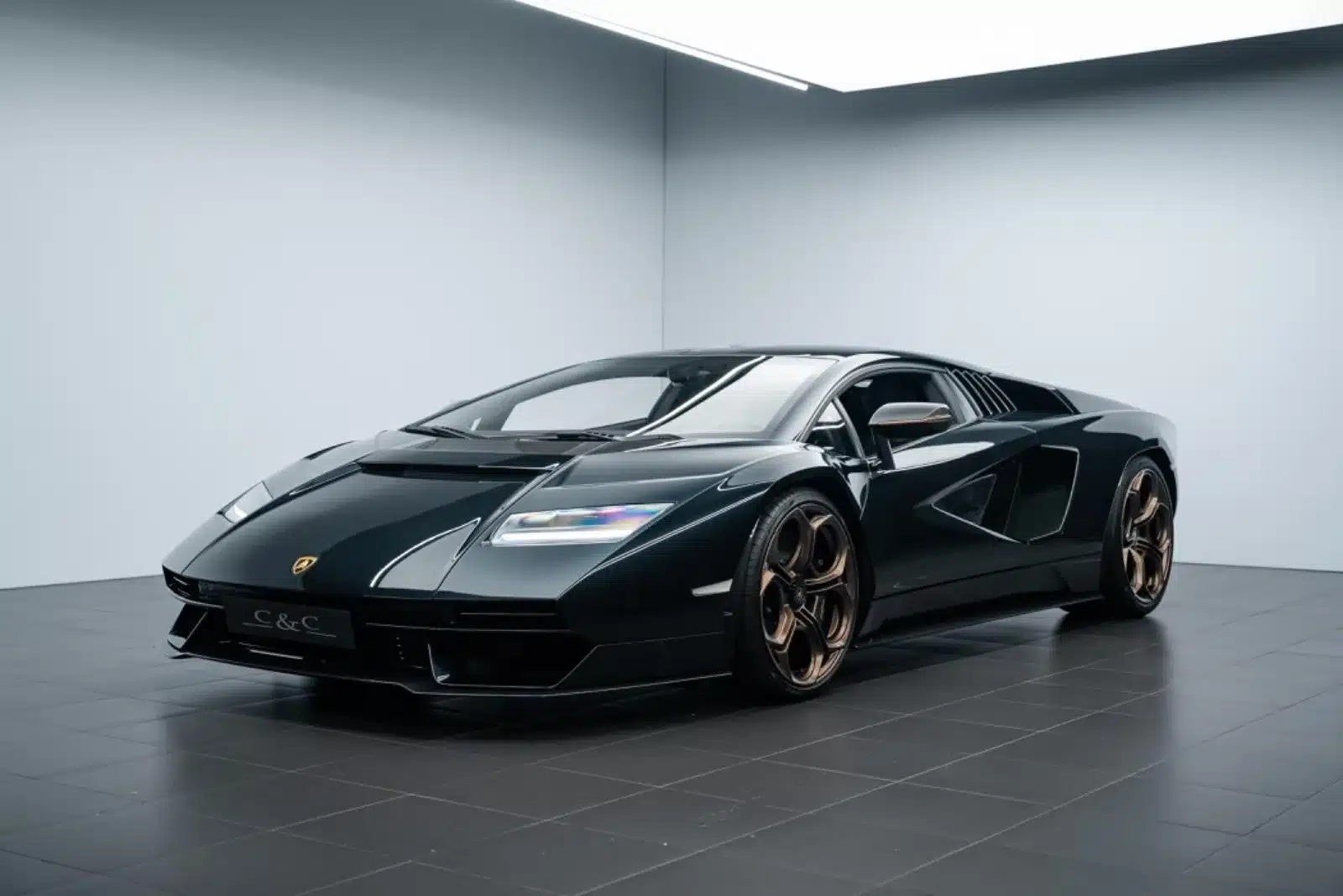 Schwarzer Lamborghini Countach LPI 800-4, fotografiert in einem modernen Ausstellungsraum