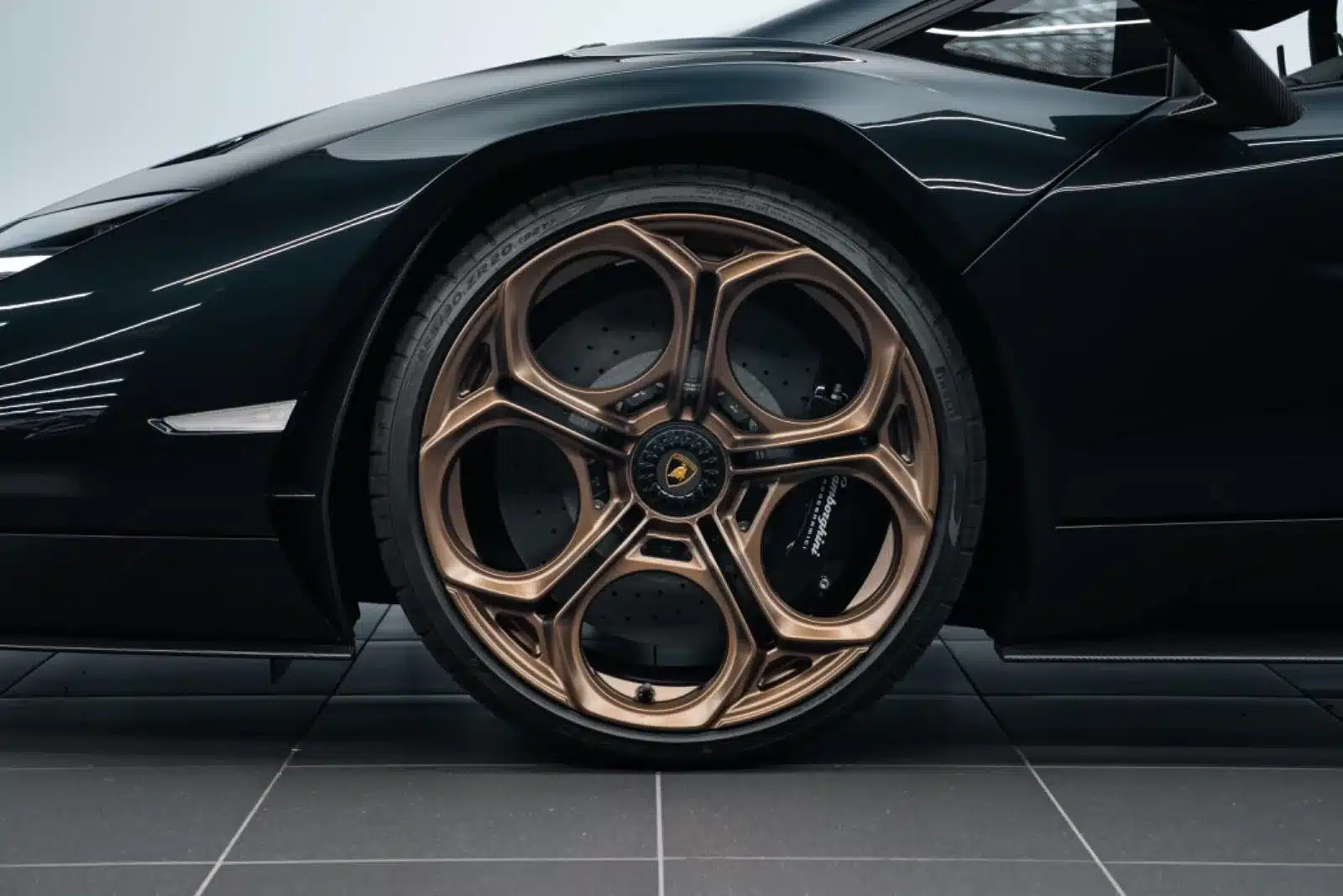 Nahaufnahme der bronzefarbenen Felge und Bremsanlage eines Lamborghini Countach LPI 800-4