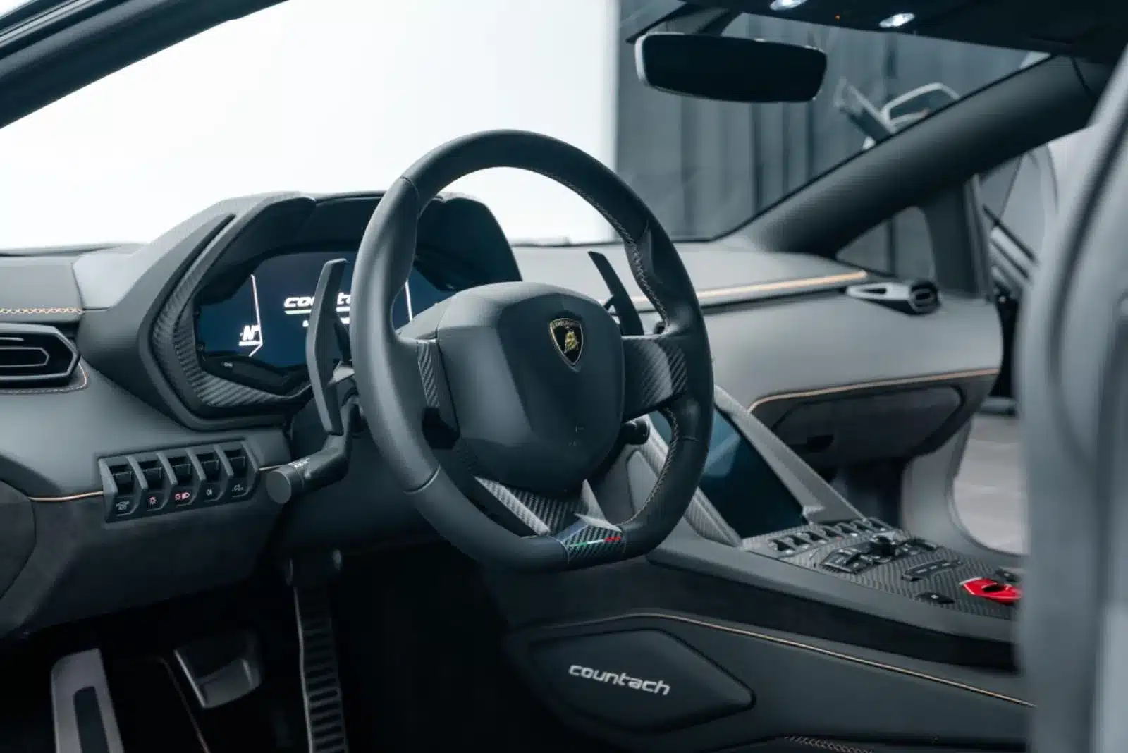 Innenraum und Lenkrad des Lamborghini Countach LPI 800-4, Modelljahr 2022, mit digitalen Instrumenten und Carbon-Elementen